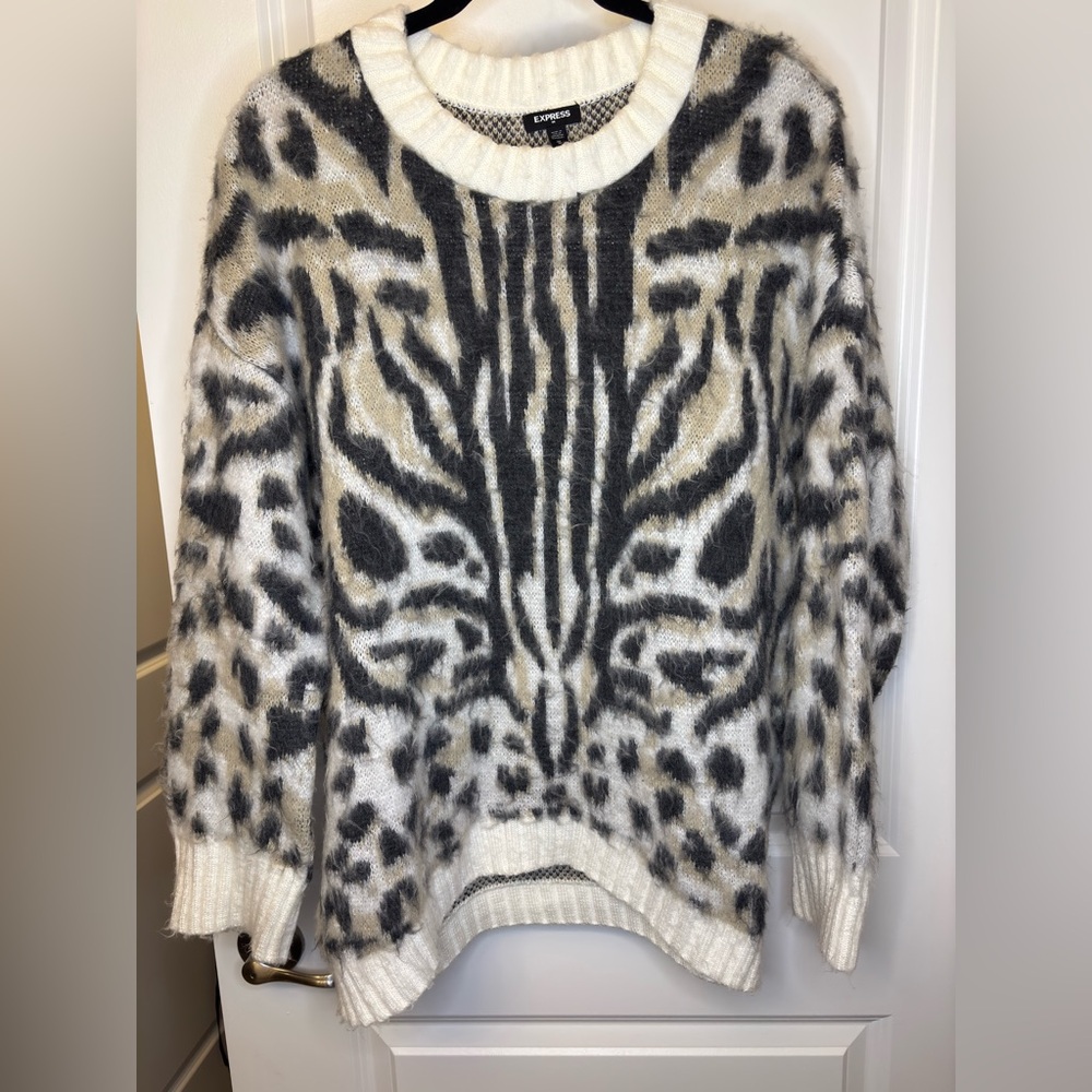EXPRESS ANIMAL PRINT FUZZY SWEATER SIZE M